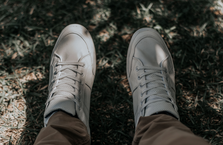 whitening of shoes that have turned yellow