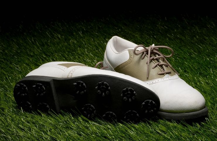 Spiked vs Spikeless Golf Shoes (Which One to Get?)